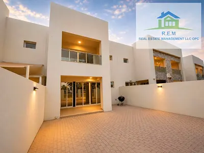 Sea view - 2bedroom plus maids -Spacious garden