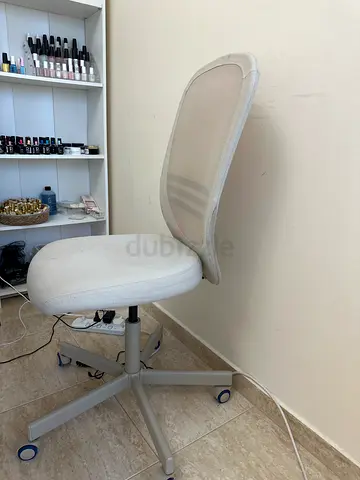 Ergonomic white mesh office chair — good condition