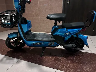 Small electric scooter / e-bike with basket - good working condition