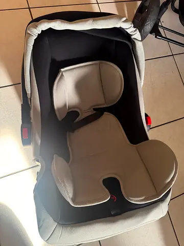 Infant car seat (rear-facing) in good condition