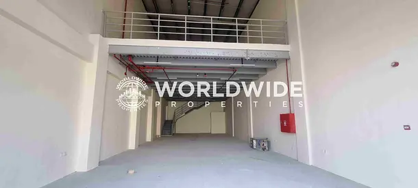 مستودع بمساحة 4400 قدم مربع + طابق نصفي على الطريق الرئيسي في الجرف 1