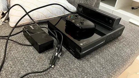Barely used Xbox One console with Kinect, controller and controller power supply - working condition