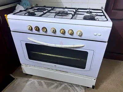 Used 4-Burner Gas Cooker with Oven - White with gas cylinder