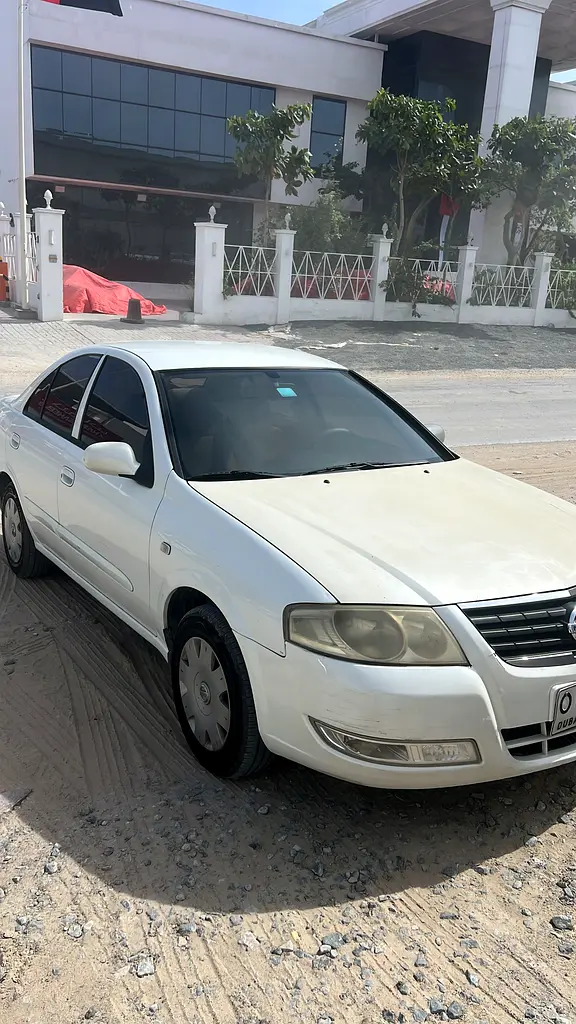 Nissan Sunny 2012 — photo 1 of 3