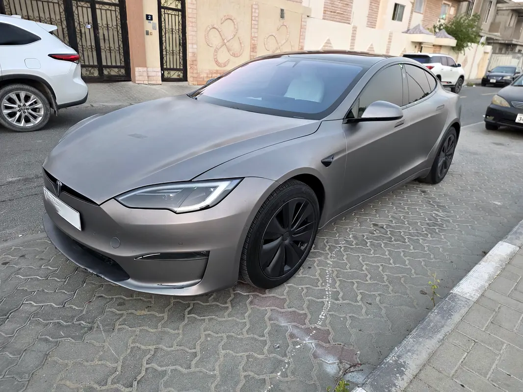 Tesla Model S 2022 — photo 1 of 9