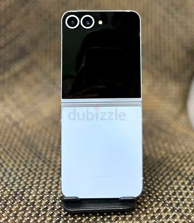 SUMSUNG FILP 6  Phone (folding clear case) - Mint condition, comes with stand