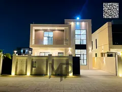 A luxurious villa with a land area of ​​4100 sq ft, featuring 5 master bedrooms and a spacious g