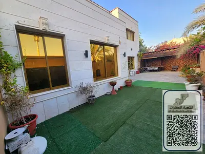 Corner villa for rent, spacious, 6 master bedrooms, 2 living rooms, a majlis (formal sitting room), and a maid's room. Prime location near a mosque. E