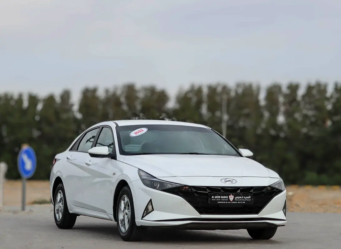 Hyundai Elantra 2022 — photo 1 of 19