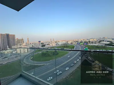 لعشاق الفخامه والرقى ثانى ساكن افخم ثلاثه وصاله مع باركن بلكونه خزائن بالحائط اطلاله مفتوحه مدينه مع ستور كبير موزع داخلى موقع مميز بالقرب من الخدمات