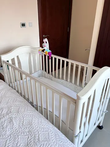 Baby crib with mattress