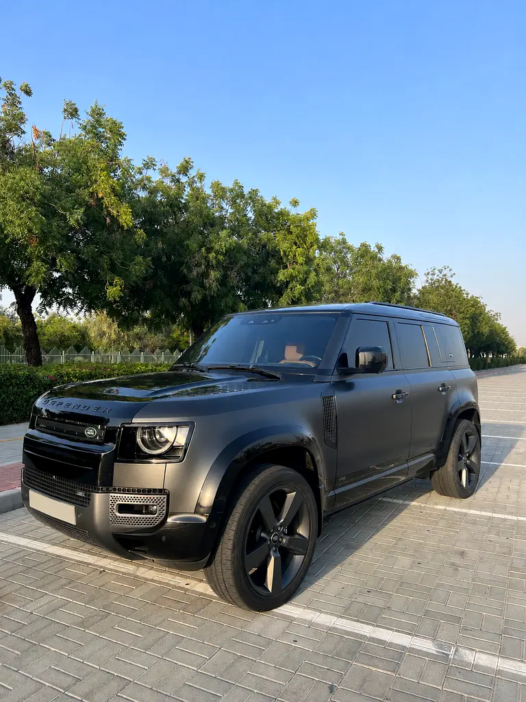 Land Rover Defender 2022 — photo 1 of 12