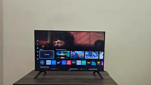 32 Smart LED TV in good working condition with Stand