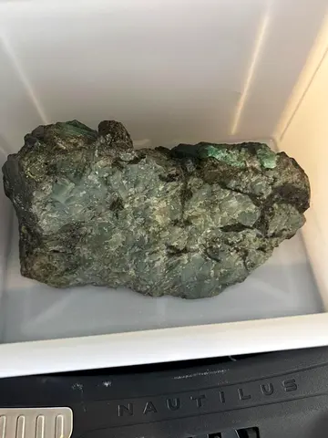 18KG Natural Brazilian Emerald Rough Stone – Dubai