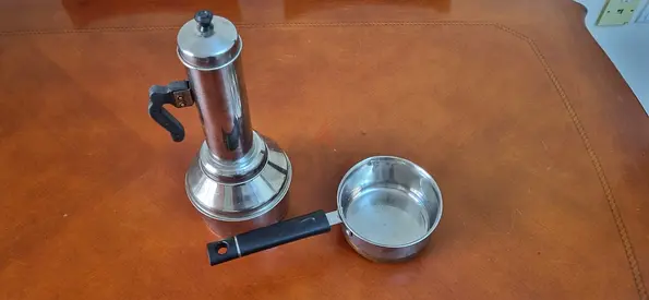 Puttu maker and steel pan