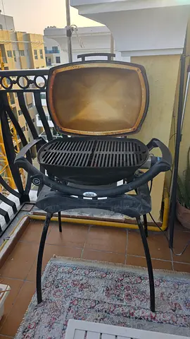 Weber Electric Grill Q2400 with stand and cover