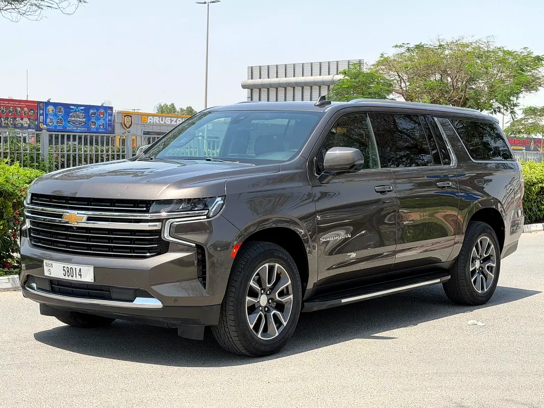 Chevrolet Suburban 2022 — photo 1 of 20