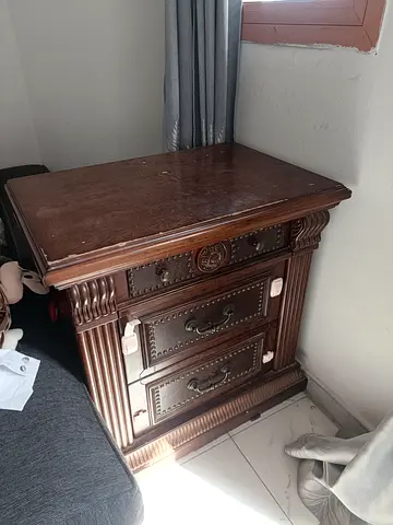 Solid Wood Antique-Style 3-Drawer Nightstand / Bedside Table