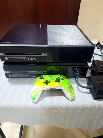 Two Xbox ones not working both of them, they dont turn on, with a controller, 2 power supplies