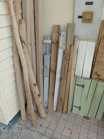 Free pallet wood and logs