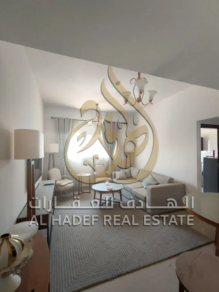 شقة غرفتين وصالة مفروشة للإيجار في الشارقة القاسمية مع باركن وموقع حيوي ونظام دفع مرن وقريبه من جميع الخدمات