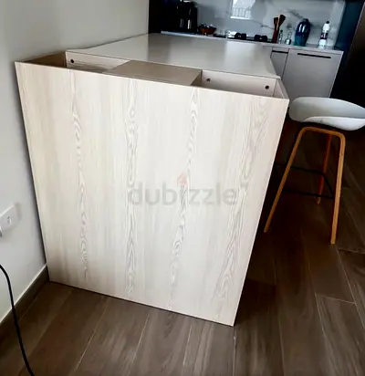 Light Wood Kitchen Island / Breakfast Bar