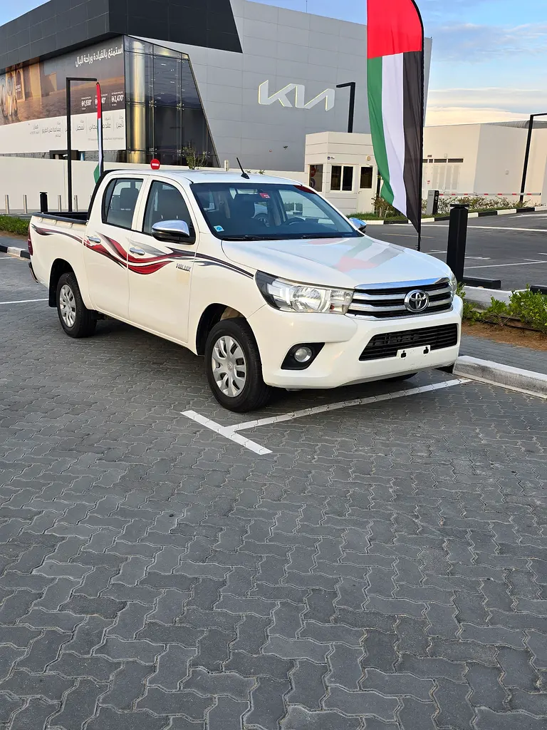 Toyota Hilux 2019 — photo 1 of 13