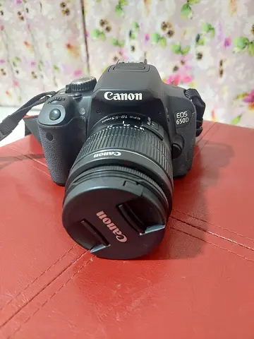Canon 650D Digital SLR Camera with charger and FREE Tripod - ALMOST BRAND NEW - URGENT SALE