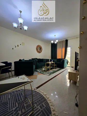 غرفه وصاله مفروشه فرش راقى نضيفه ومرتبه مساحه كبيره بشارع الملك فيصل