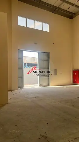 مستودع بمساحة ٢٨٥٠ قدم مربع، مزود بتيار كهربائي ثلاثي الأطوار بقدرة ٢٠ كيلو فولت أمبير، متاح للإيجار في منطقة الجرف الصناعية، عجمان