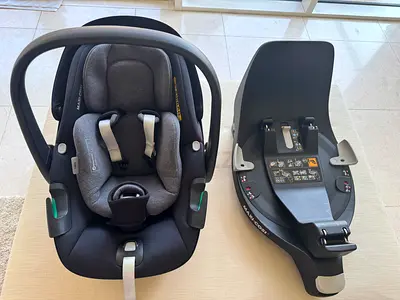 Maxi cosi Pebble 360 car seat AND Maxi cosi 360 rotating family ISOFIX car seat base