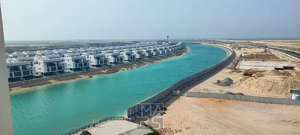 شقة مميزة غرفة وصالة للإيجار في مجمع أجمل مكان. تتميز الشقة بإطلالة بحرية ممتازة تمنح السكان أجواء هادئة وإطلالة جميلة طوال اليوم.