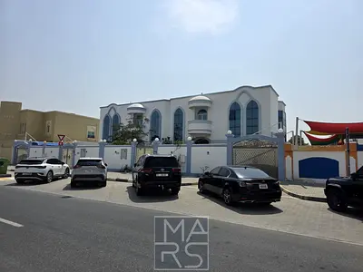 فيلا فاخرة للإيجار في منطقة العزرة، تتكون من 4 غرف نوم وحديقة مُنسقة