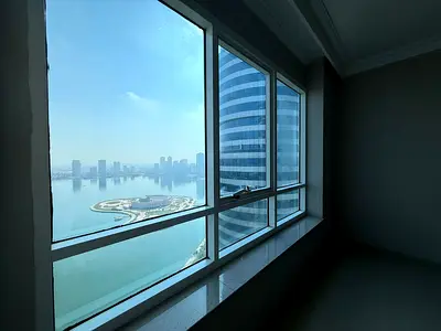 اجمل اطلالة بحرية لاكبر ثلاث غرفة وصالة تكييف وجيم ومسبح مجانا علي في اجمل ابراج الشارقة شامل كل الخادمات مع مطبخ كبير بتشطيب حديث مع موزع بين الغرف