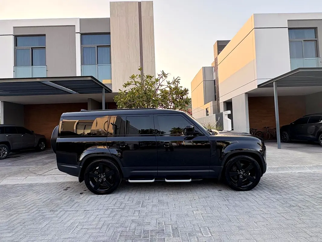 Land Rover Defender 2023 — photo 1 of 9