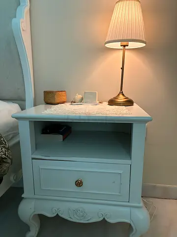 HOMES R US 2 pieces White Vintage-style Bedside table/ Nightstand with Drawer and Shelf