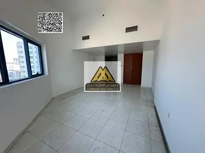 استوديو مميز للإيجار السنوي في أبراج الفالكون عجمان، يتميز بإطلالة سيتي فيو ومساحة كبيرة جدًا مع تقسيم ممتاز وخزائن حائط، بالإضافة إلى باركن مجاني ضمن