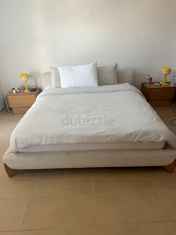 Amazing King bed with mattress and pillows - really good condition!