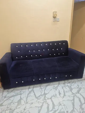 Dark blue velvet 2-seater sofa with button tufting