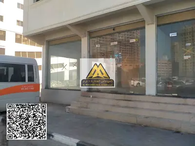 فرصة تجارية مميزة لمحلين يمكن دمجهما معاً وفتح نشاط تجاري كبير، في موقع حيوي يتميز بكثافة سكانية وحركة تجارية نشطة.
