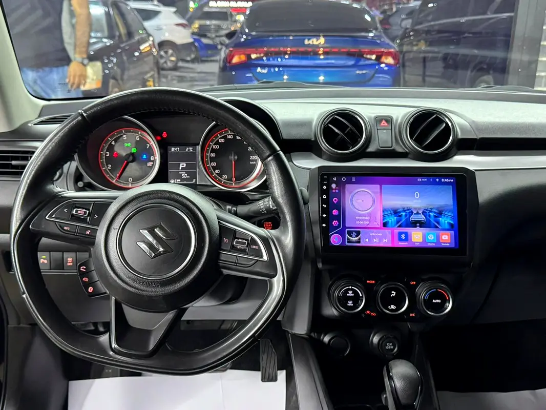 Suzuki Swift 2022 — photo 1 of 10