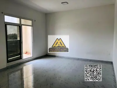 شقة مميزة بمساحة كبيرة وتصميم راقٍ، تقع في موقع هادئ وقريب من جميع الخدمات، مناسبة للسكن العائلي وتوفر راحة وخصوصية عالية.
