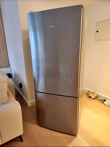 Siemens stainless Steel Free-standing fridge freezer with freezer at bottom