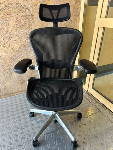 For selling Herman Miller Aeron chair with headrest.size B.colour black