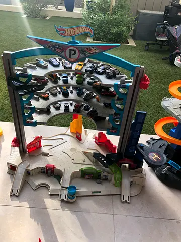 Hot Wheels Parking Garage Playset with Multiple Cars