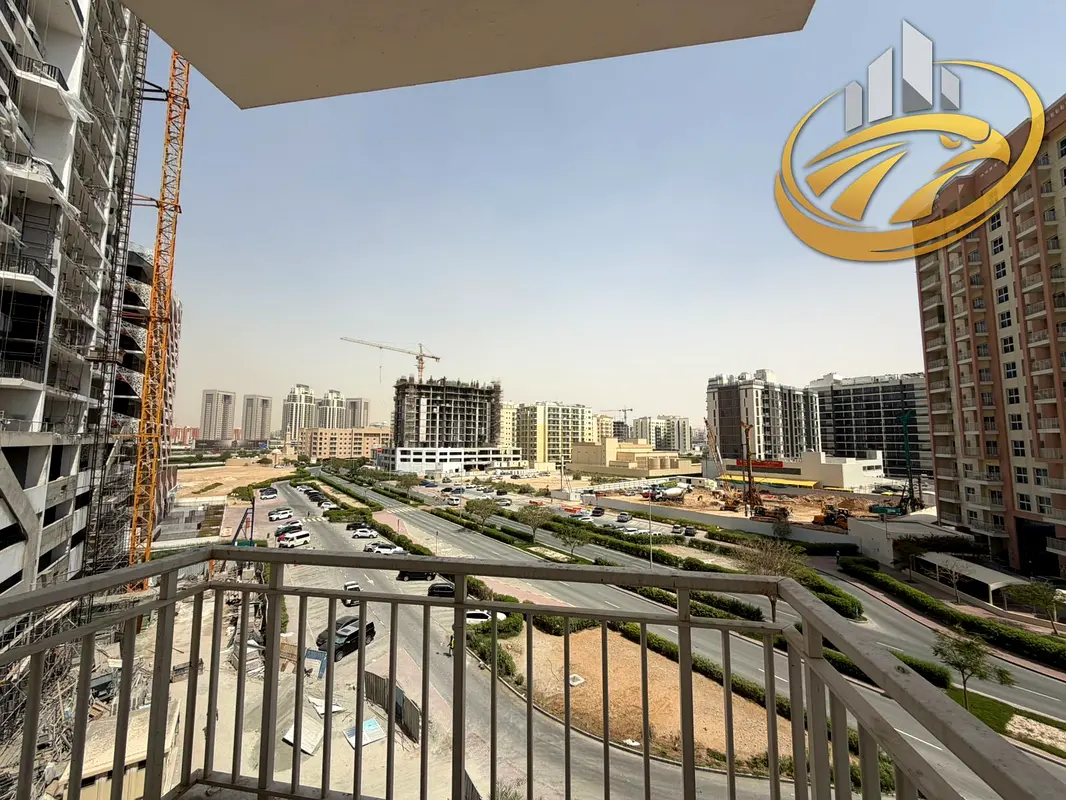 مبنى قيد التجديد وجاهز خلال سنة ونصف | مزايا 4 ليوان | شرفة وإطلالة على المدينة