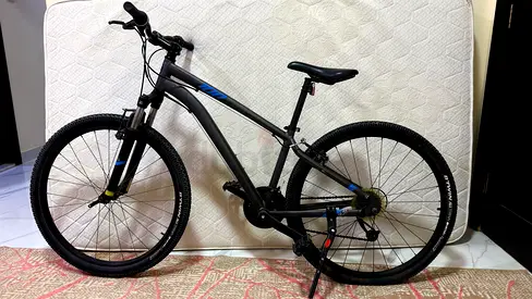 Well-maintained adult mountain bike — 26 wheels, front suspension