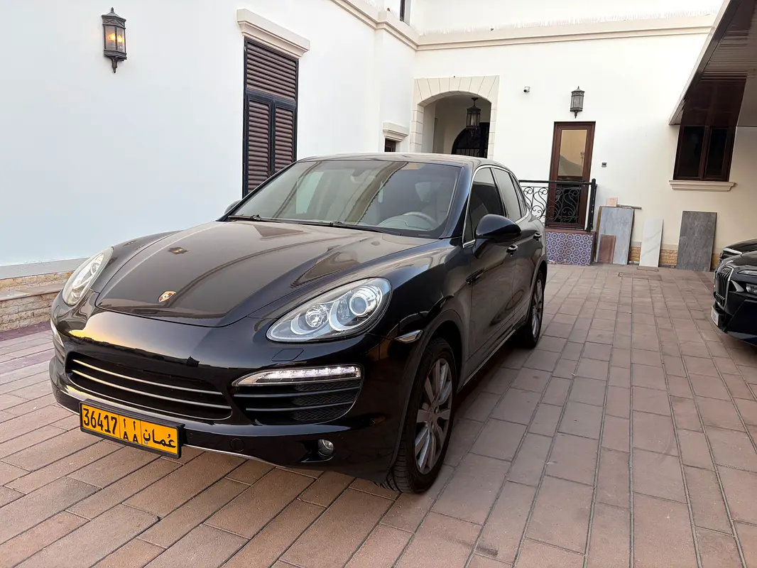 Porsche Cayenne 2011 — photo 1 of 13