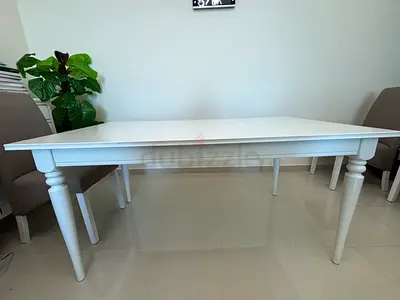 Expandable dining table