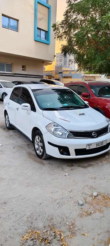 Nissan Tiida 2012 — photo 1 of 7